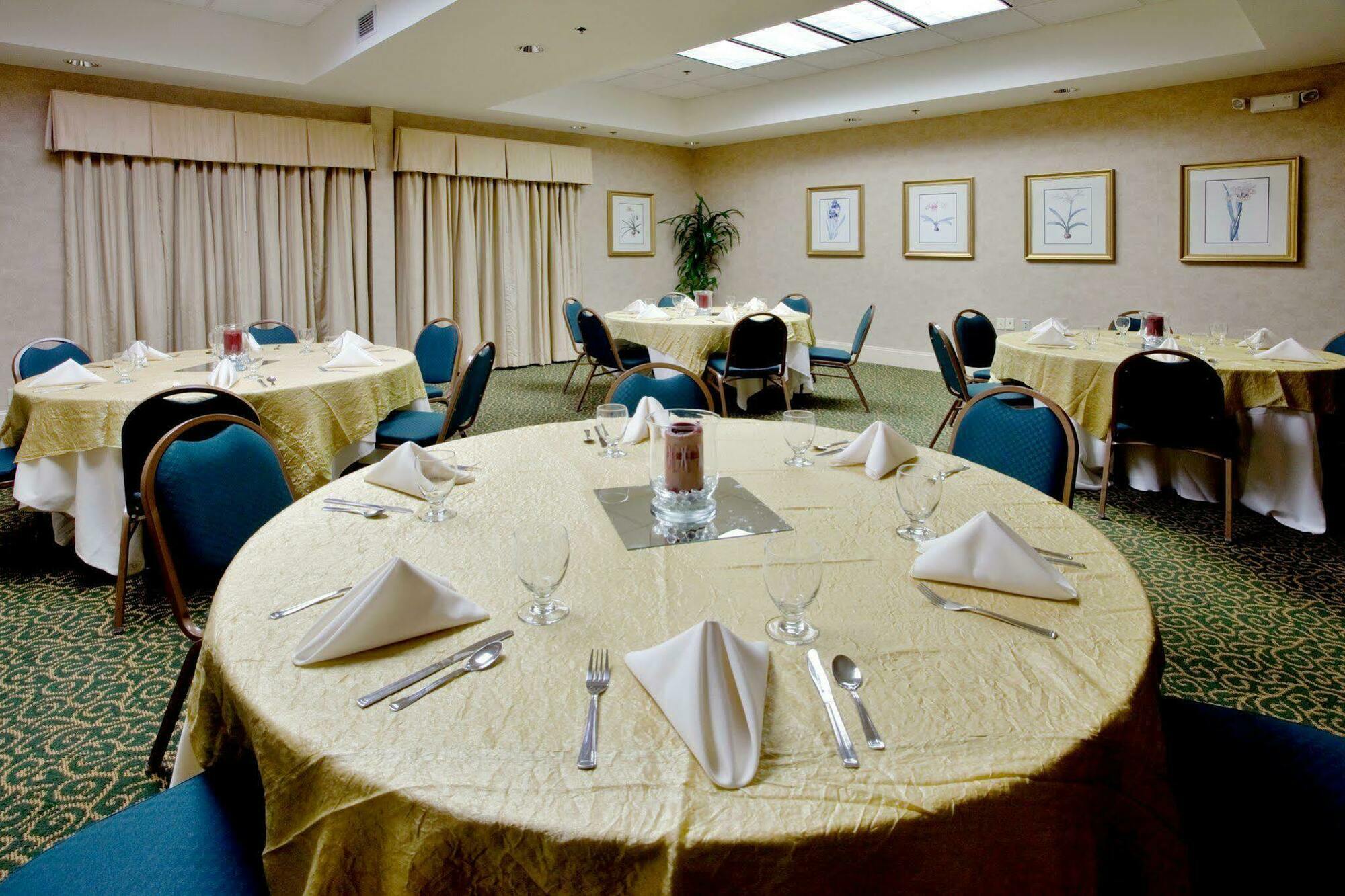 Holiday Inn & Suites Raleigh Cary By Ihg Restaurant photo